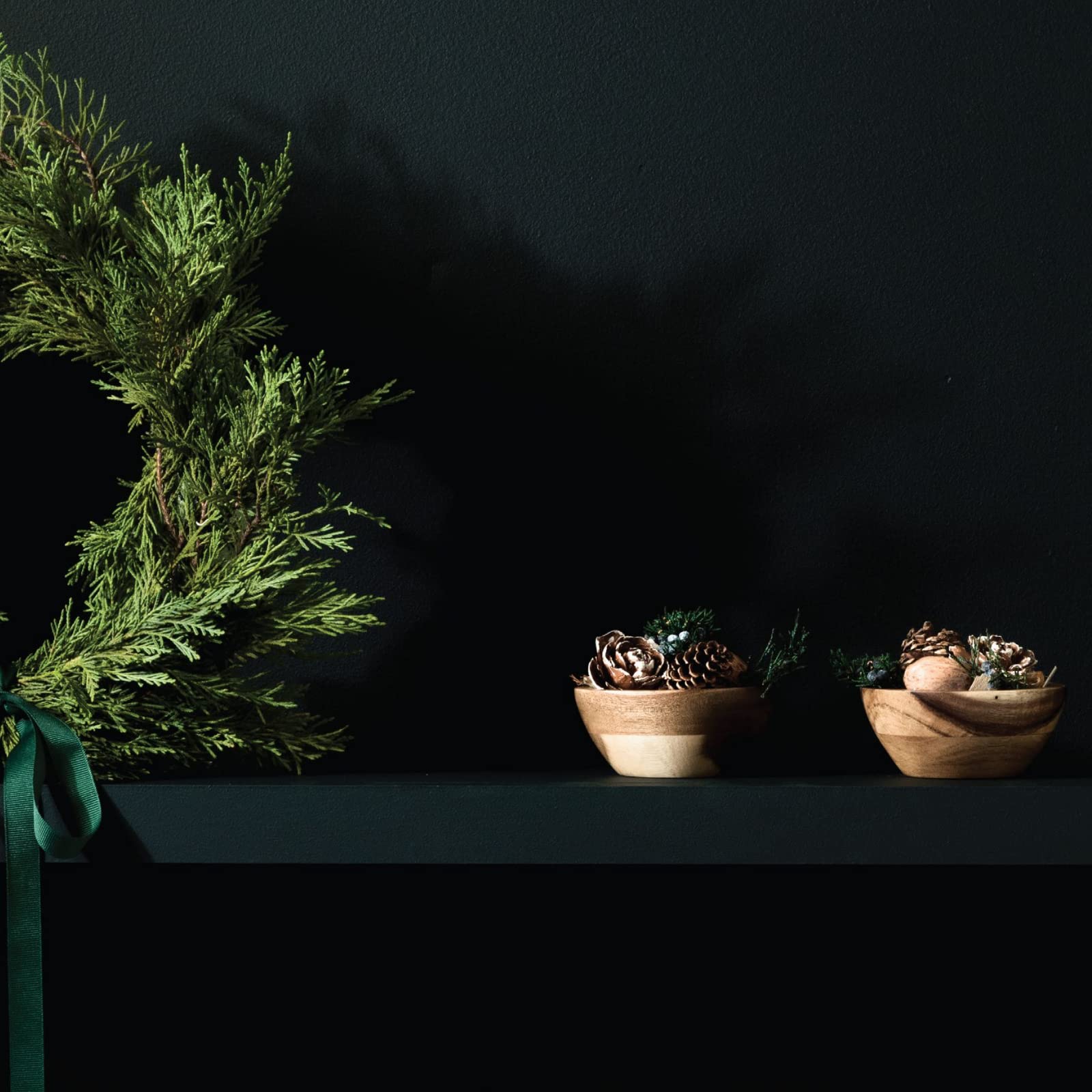 Aromatique potpourri versé dans une coupelle, illustre usage décoratif et parfumage