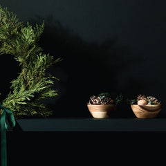 Aromatique potpourri versé dans une coupelle, illustre usage décoratif et parfumage
