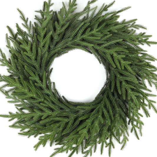 Artgar couronne de pin vue de face sur porte apportant une entrée festive