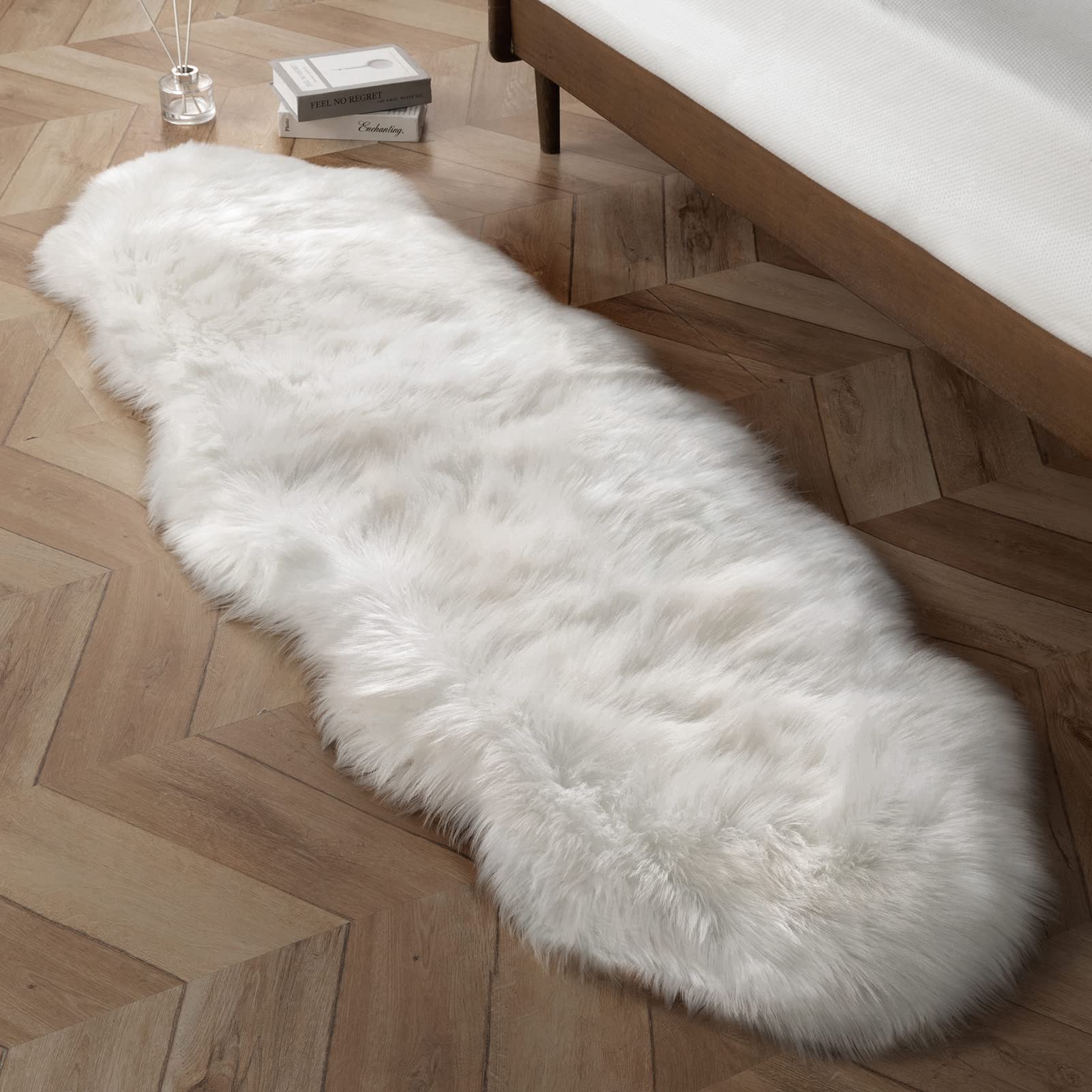 Ashler Home Deco enfant jouant sur le tapis soulignant confort sécurisé