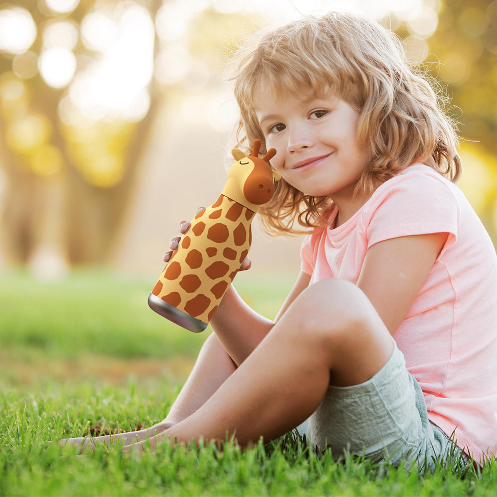 asobu Bestie utilisée par un enfant, encourage l'hydratation ludique en sortie
