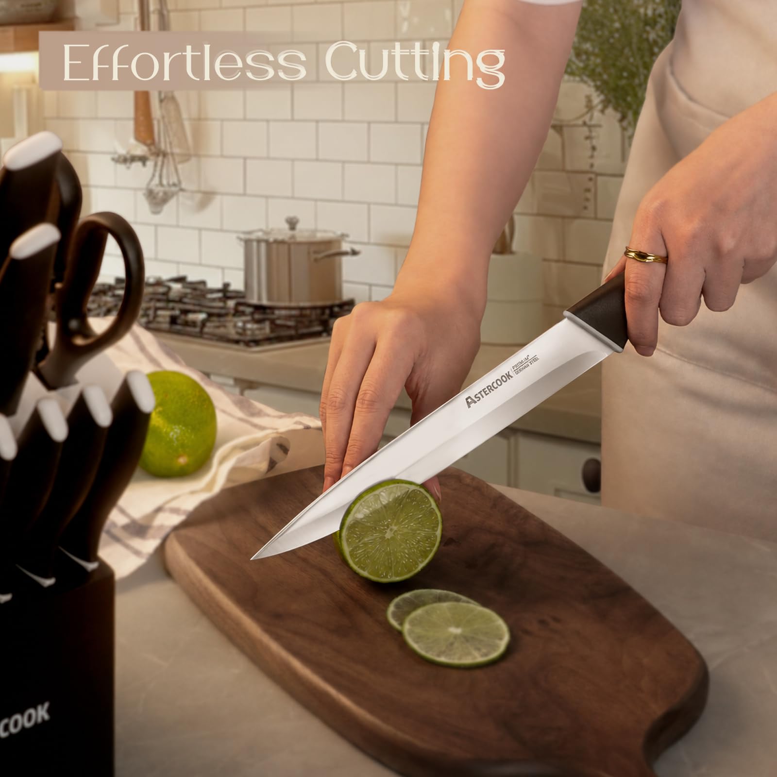 Astercook couteaux à steak disposés sur table pour présentation raffinée