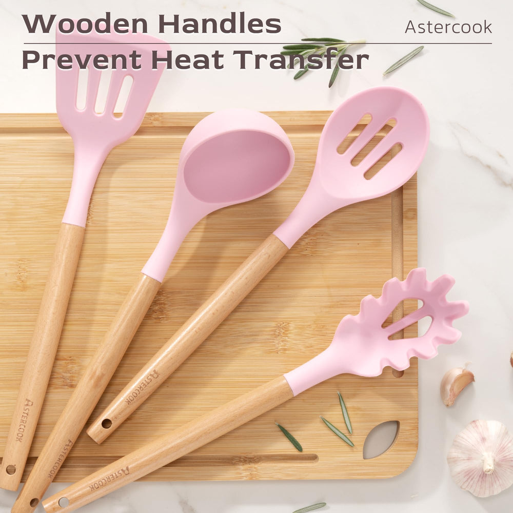 Astercook ustensile en action dans une poêle pour cuisson sans rayures