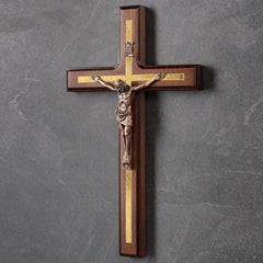 Asterom crucifix gros plan corpus en acier plaqué cuivre beau rendu