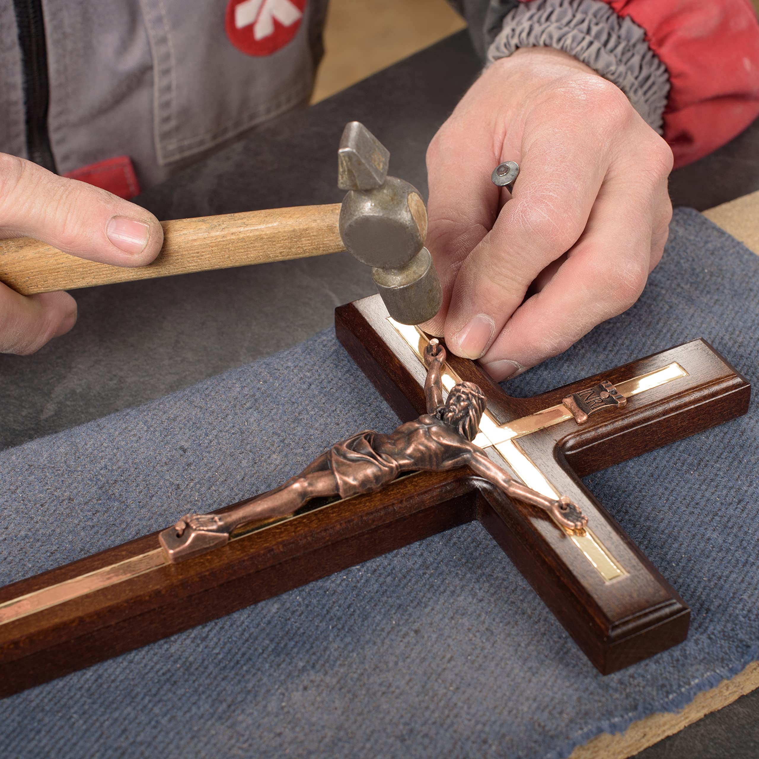Asterom crucifix décoratif installé dans un salon créant atmosphère apaisante