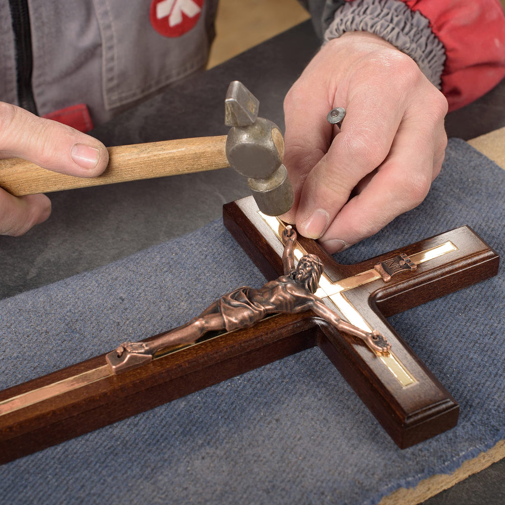 Asterom crucifix décoratif installé dans un salon créant atmosphère apaisante