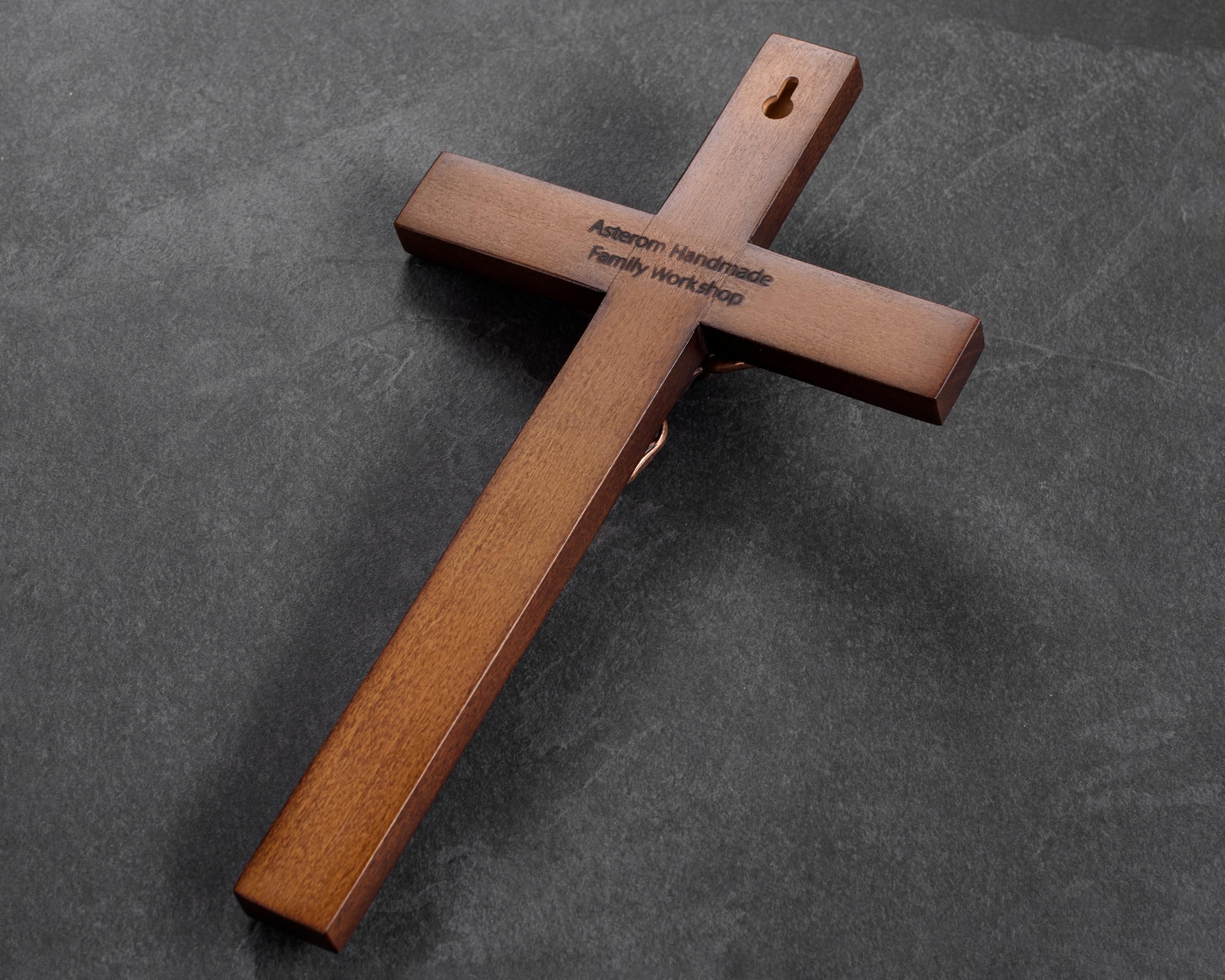 Asterom crucifix présenté en emballage prêt à offrir pour cadeau significatif