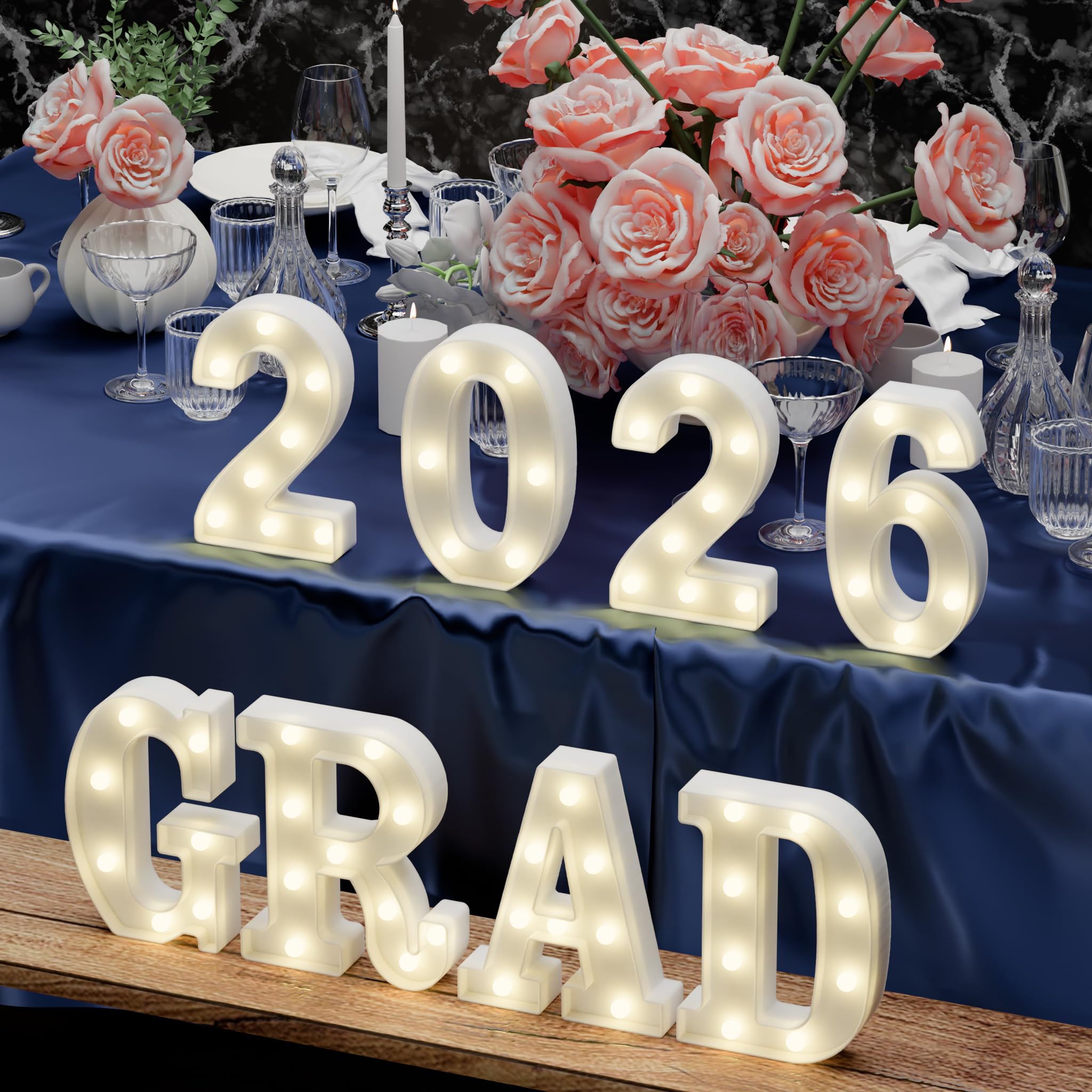 Atronor lettres en situation sur table pour une mise en scène de fête