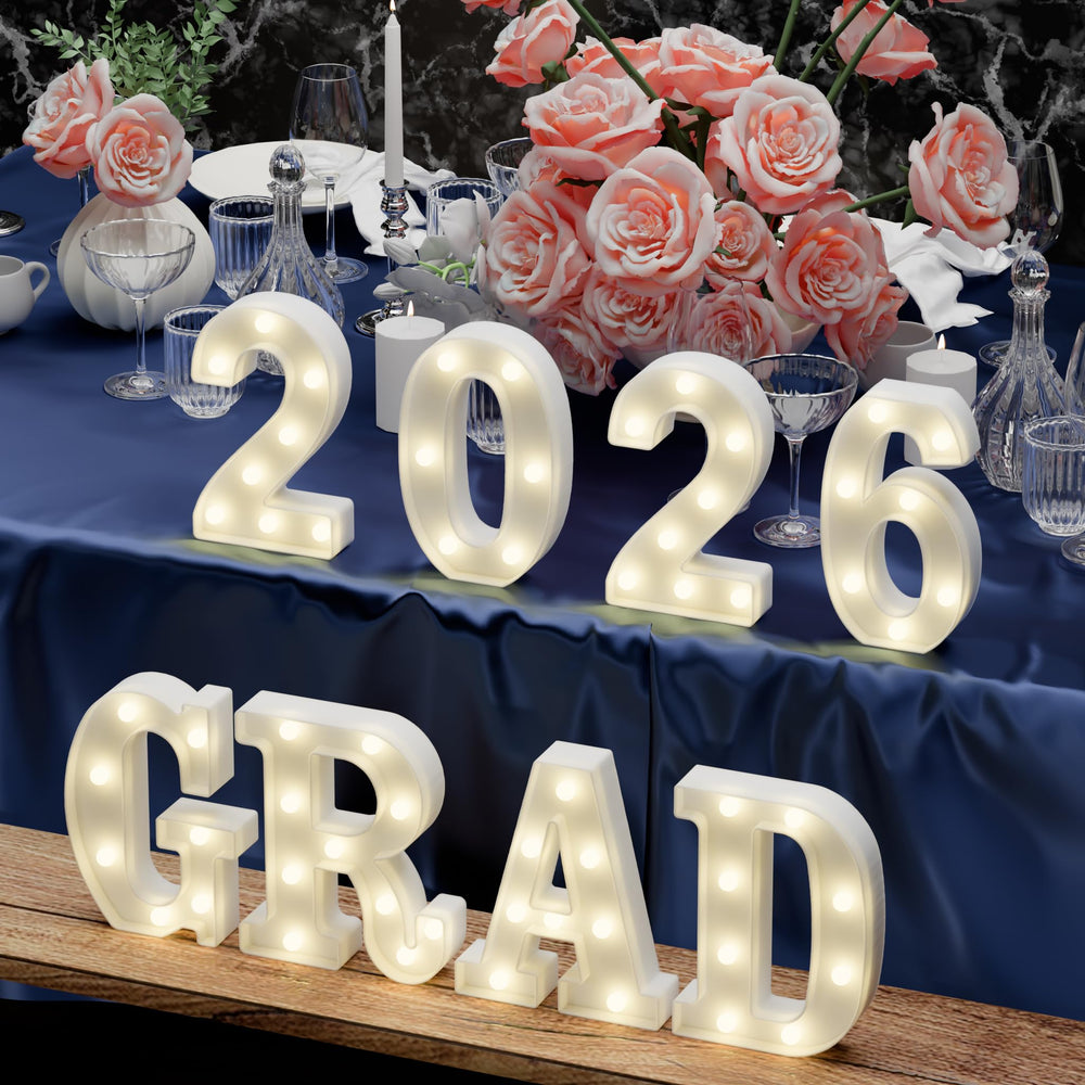 Atronor lettres en situation sur table pour une mise en scène de fête