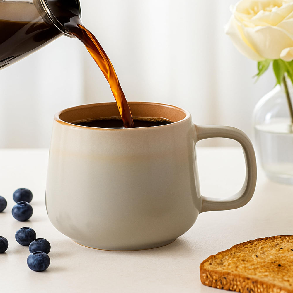 Ava Nord mug posé près d’un objet pour comparaison d’échelle et dimension réelle