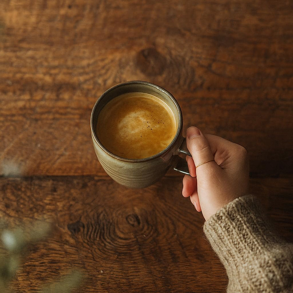 Ava Nord mug vu de dessus avec café montrant capacité et présentation
