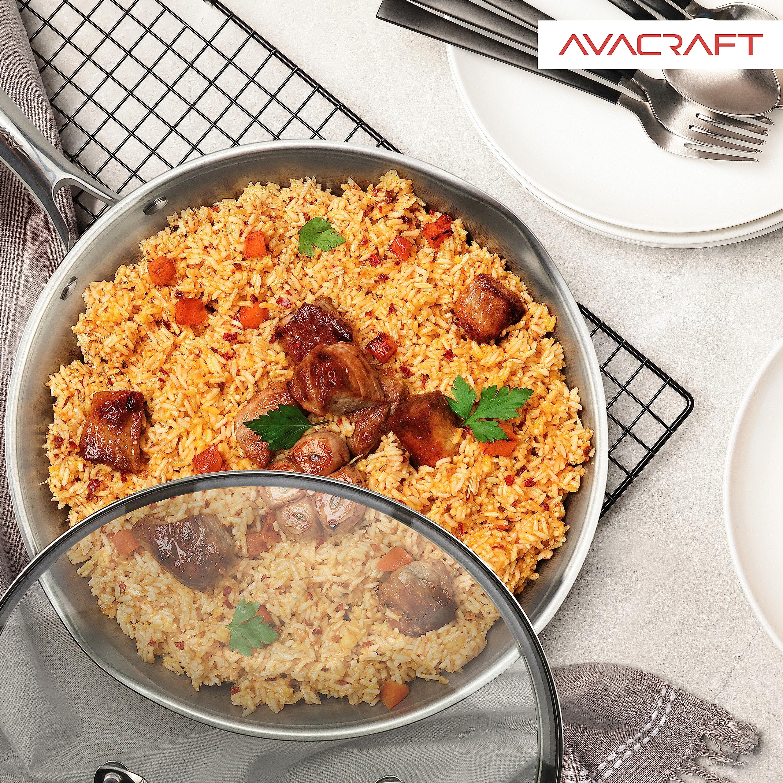 AVACRAFT poêle 12" à côté d'une assiette pour montrer l'échelle utile