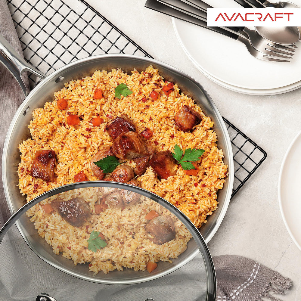 AVACRAFT poêle 12" à côté d'une assiette pour montrer l'échelle utile