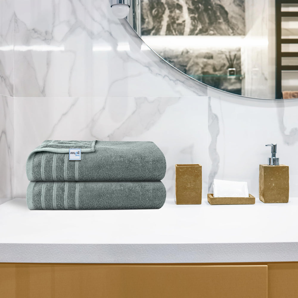Avalon Towels posées dans une salle de bains décorée pour style