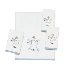 Avanti Linens gros plan broderie bonhomme de neige pour une touche décorative soignée