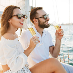 AW flûte tenue en main lors d'un toast, confort et équilibre