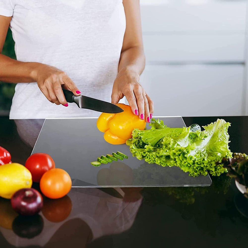 AZM Displays planche en usage dans une cuisine pour coupe sûre et esthétique