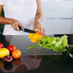 AZM Displays planche en usage dans une cuisine pour coupe sûre et esthétique