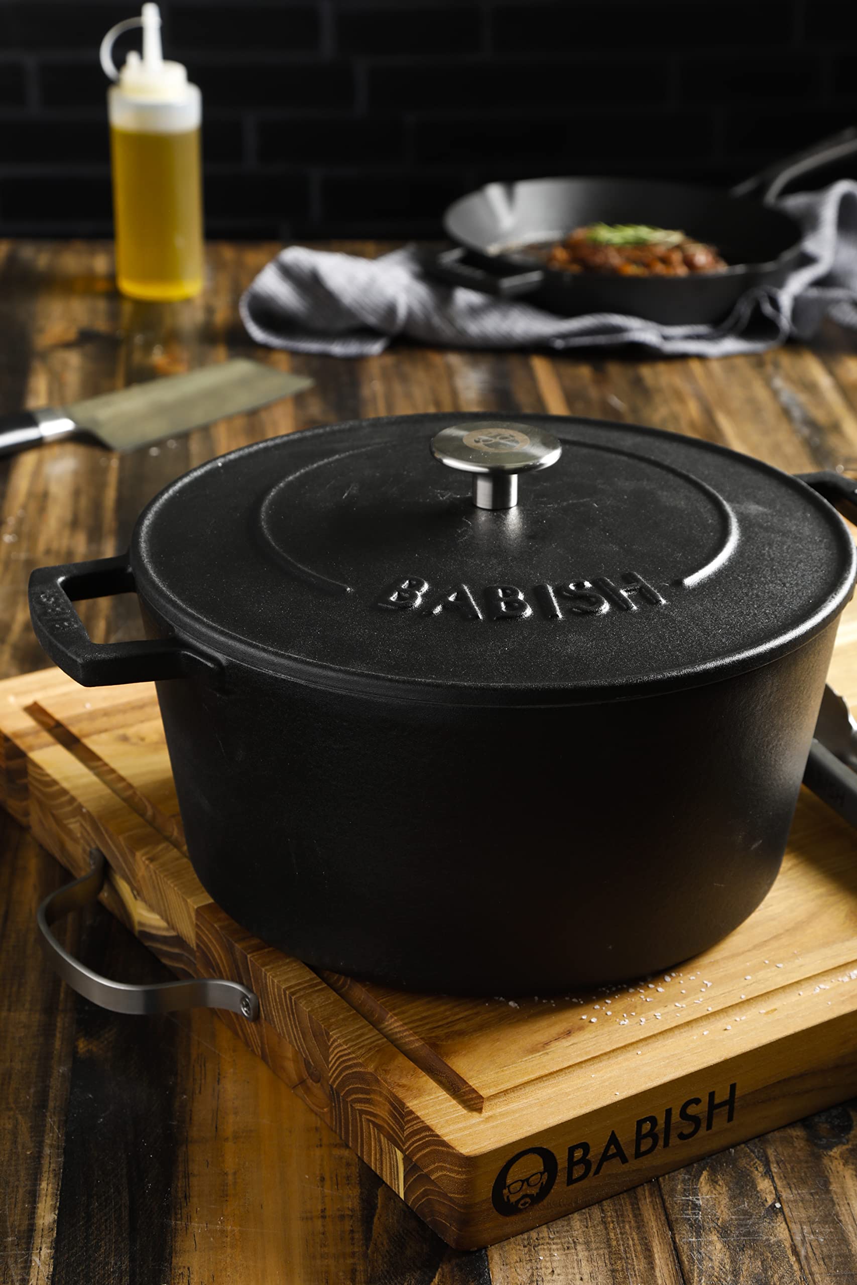 Babish cocotte présentée sur table prête à servir pour un rendu convivial