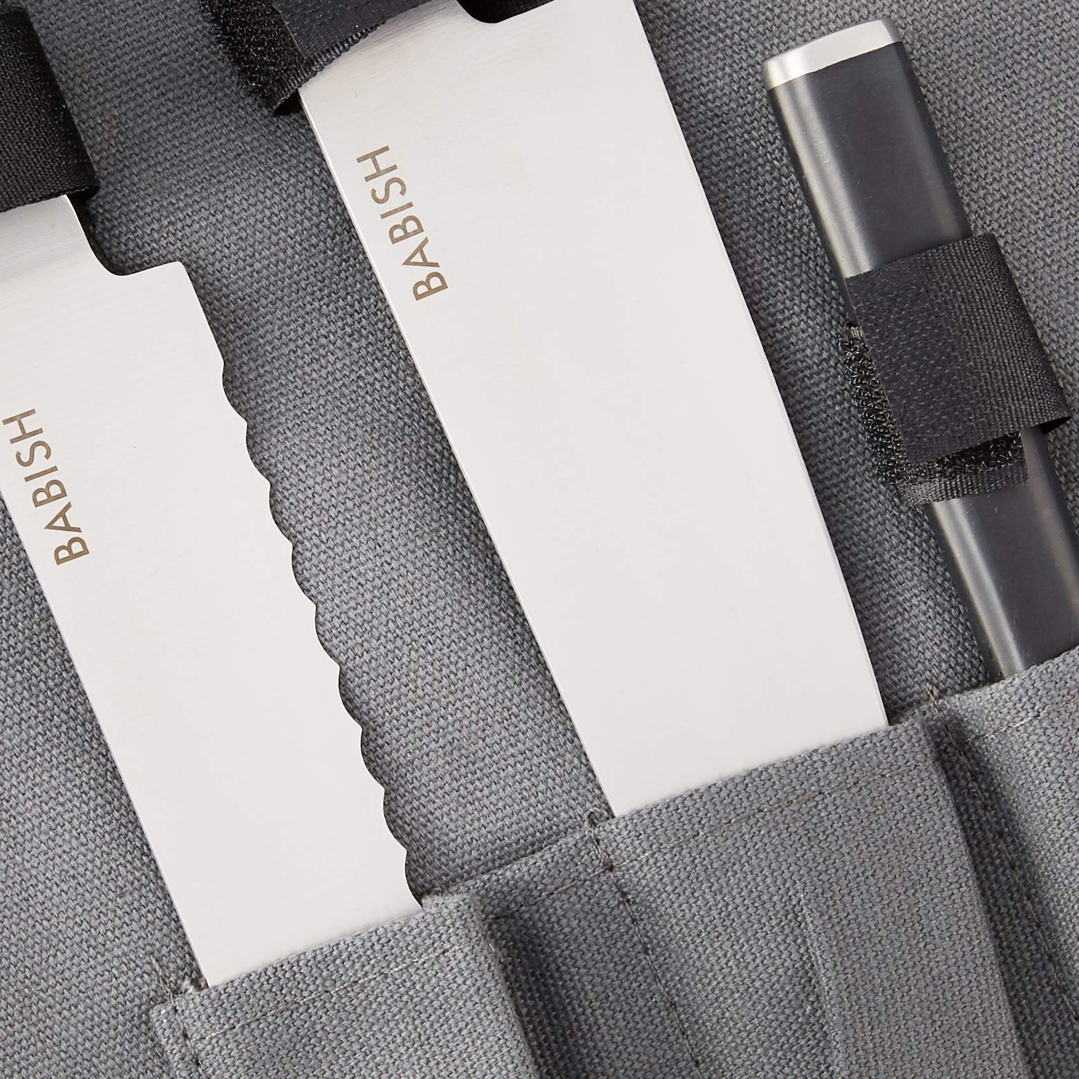 Babish comparaison de taille avec une main, échelle et contrôle