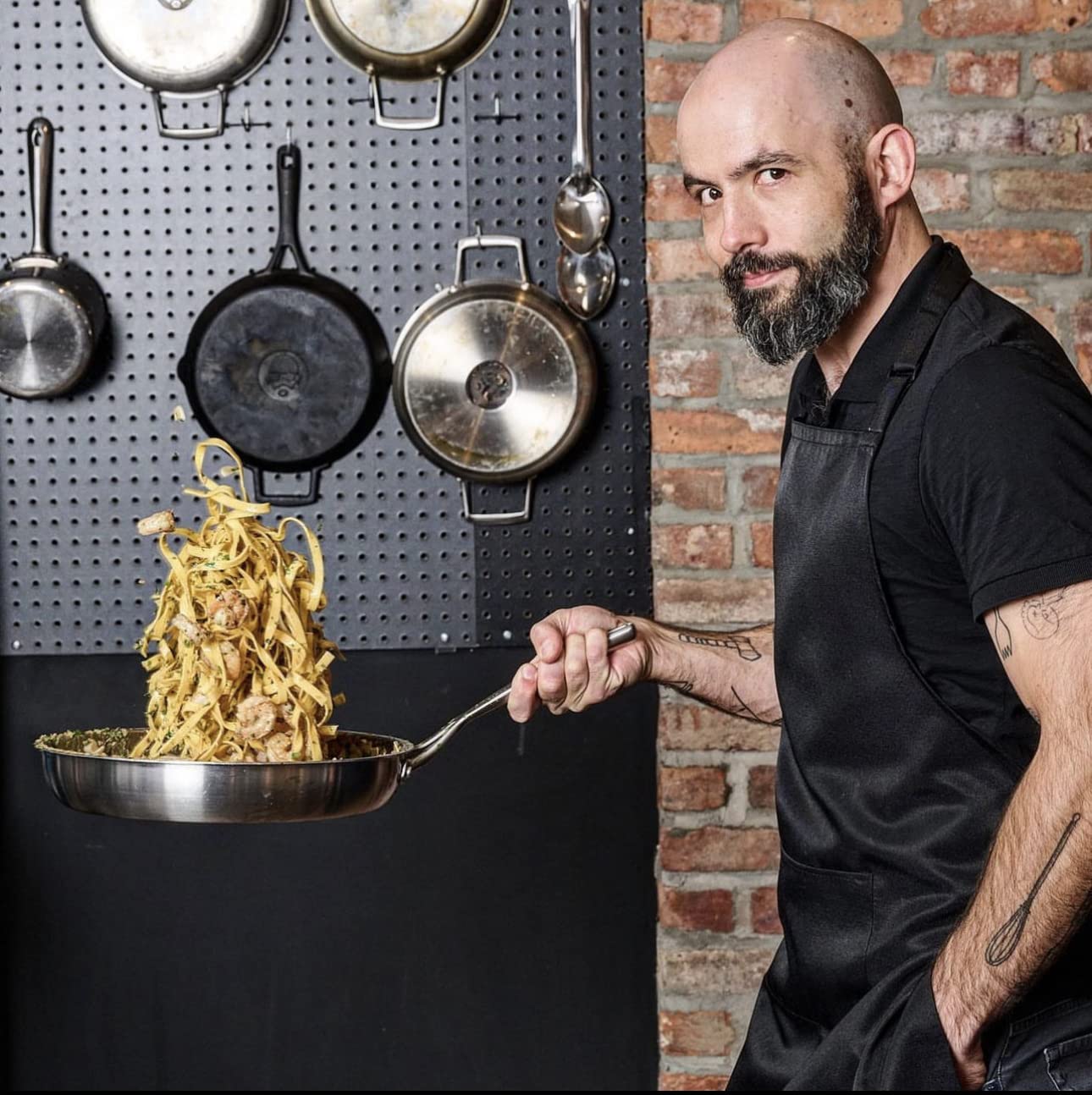 Babish poêle à côté d'ustensiles pour comparaison de taille et polyvalence