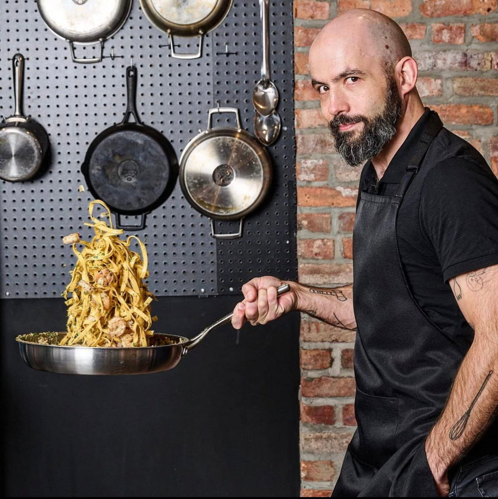 Babish poêle à côté d'ustensiles pour comparaison de taille et polyvalence
