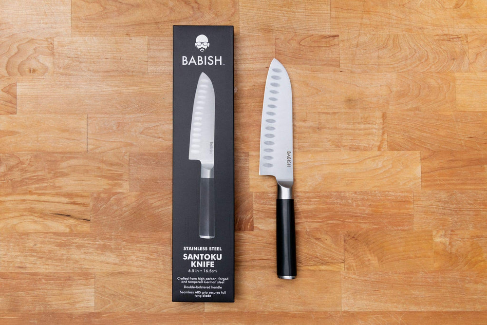Babish santoku prise en main illustrant la poignée full-tang équilibrée