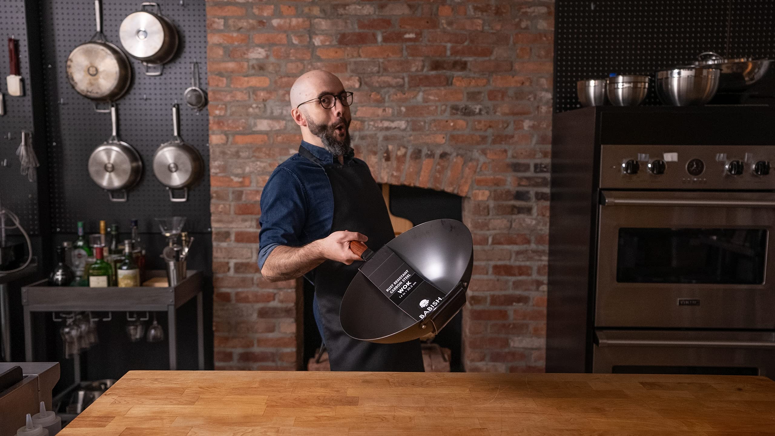 Babish wok à côté d'une assiette illustrant capacité et échelle