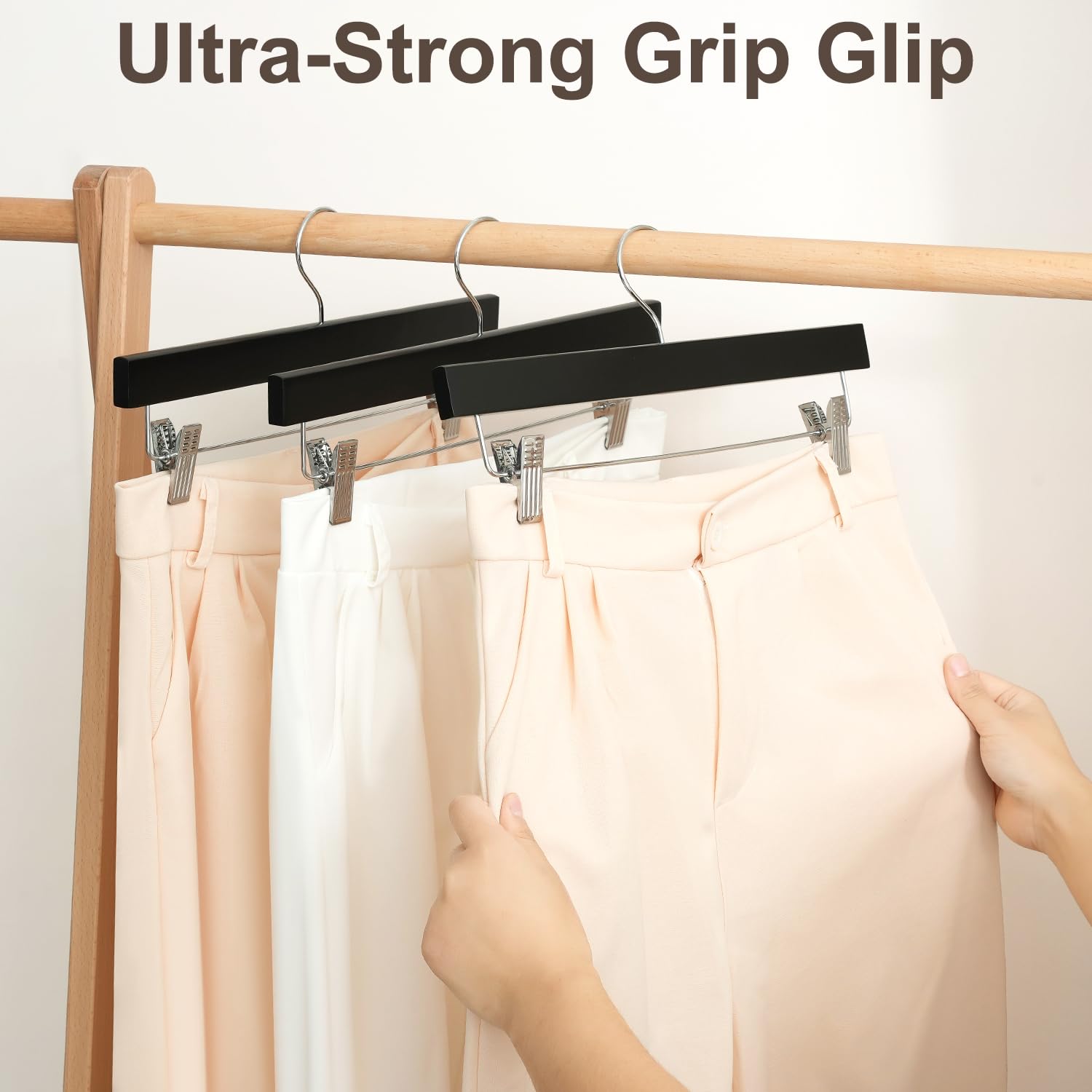 BAGAIL cintre tenant un pantalon illustrant suspension sans plis