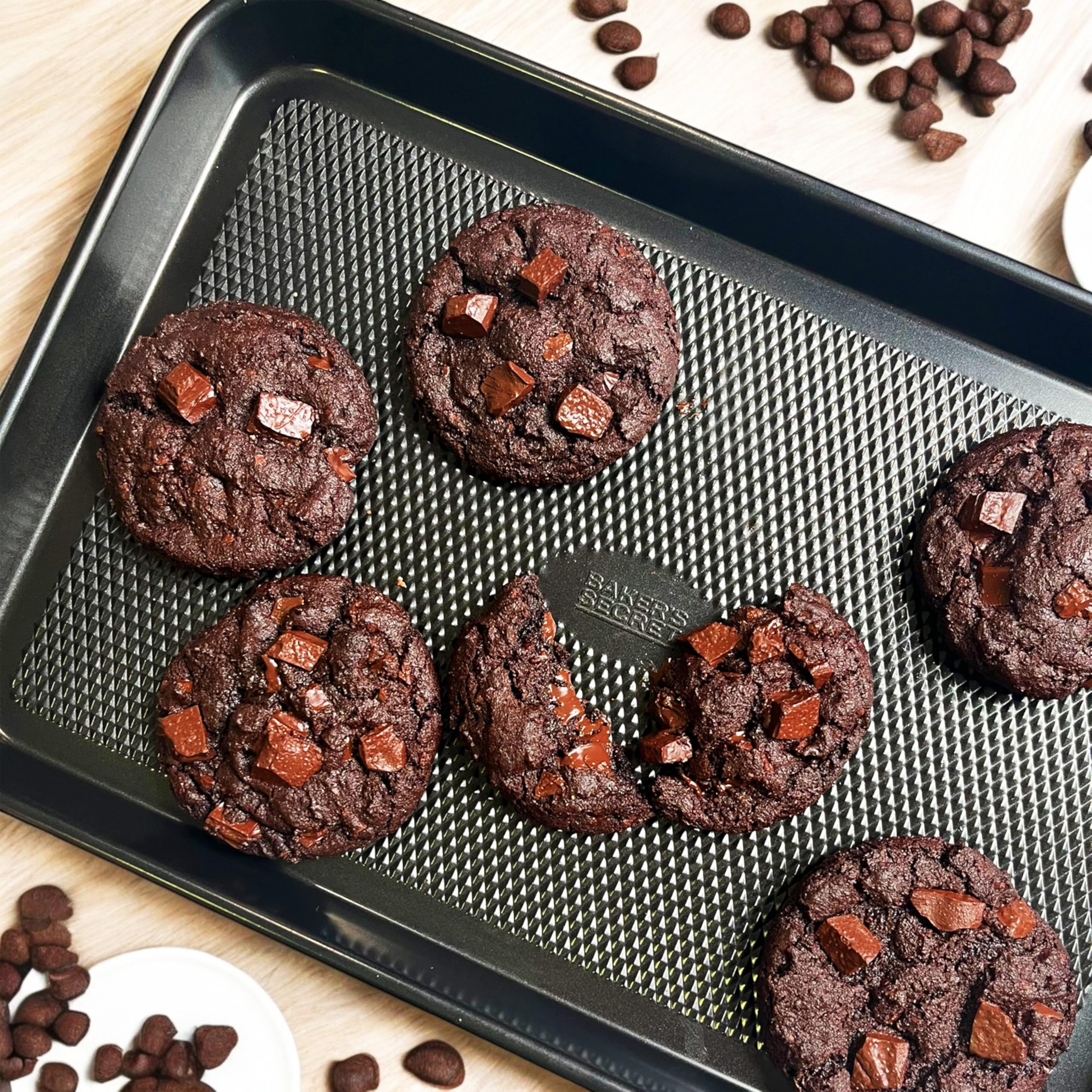 Baker's Secret détail du bord relevé assurant stabilité et prise sûre