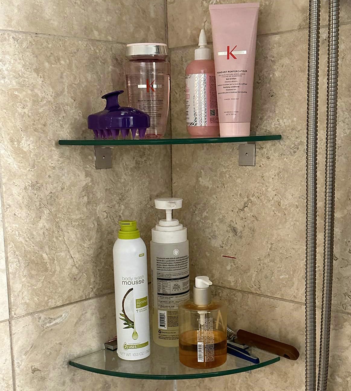 Bakzon étagère installée dans une douche moderne optimise l'espace de bain