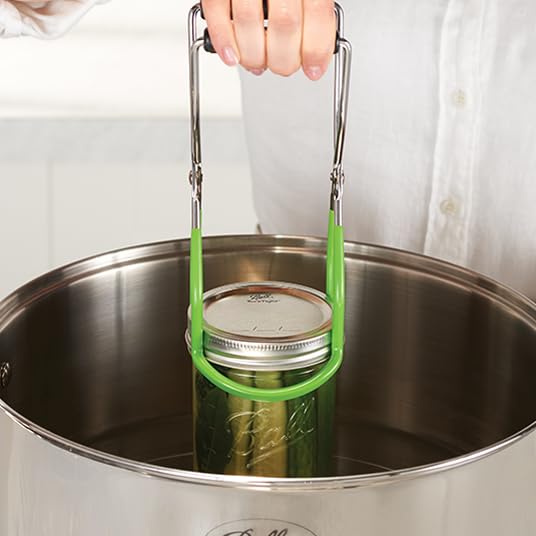 Ball en usage dans une cuisine avec pot de confiture pour préparer conserves