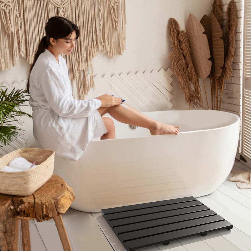 Tapis Bamfan placé devant une douche, offre confort et évacuation d'eau