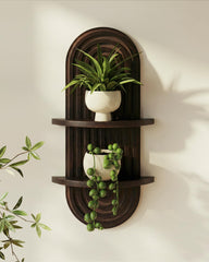 Bamworld étagère boho face montrant design arcué et finition noyer, apporte chaleur