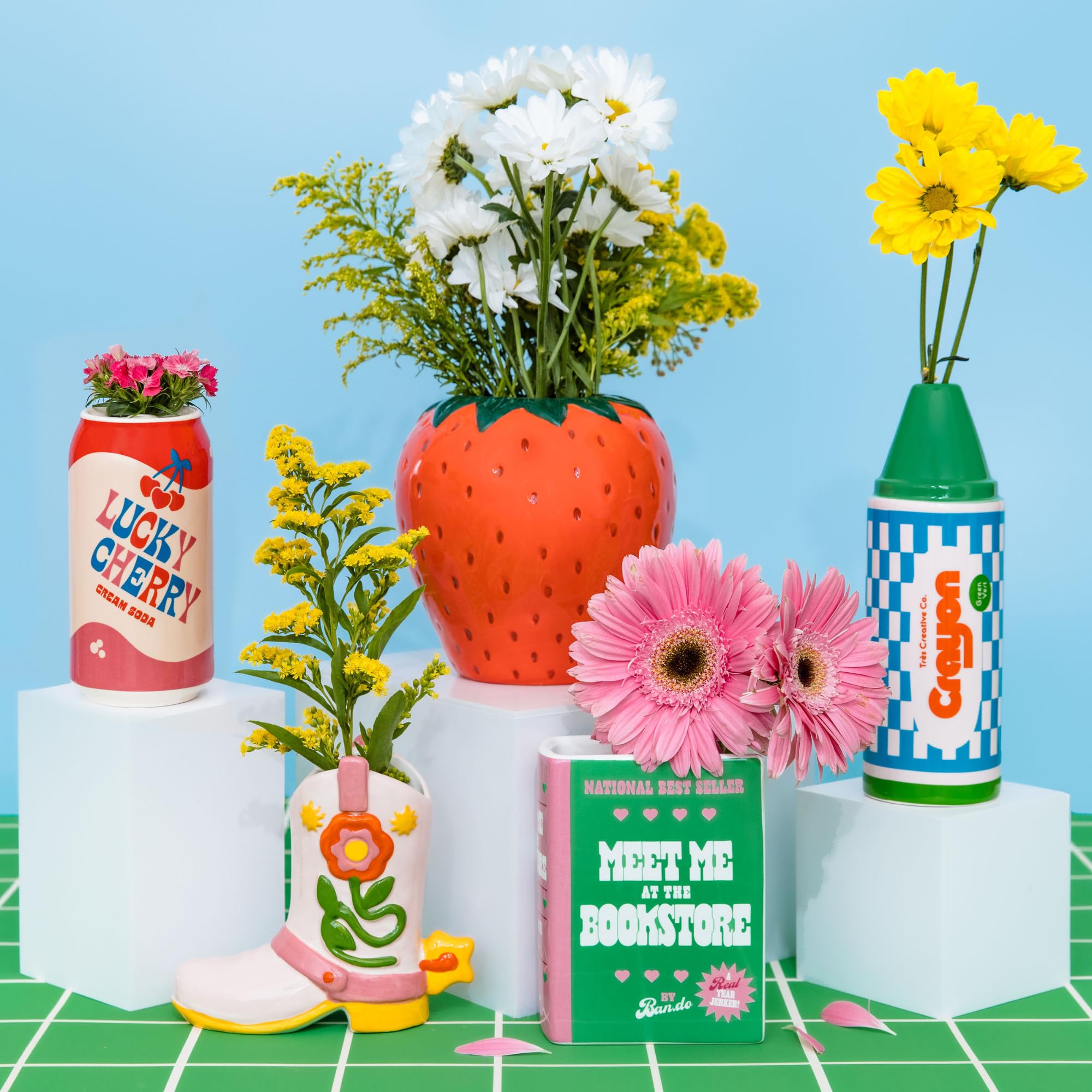 ban.do vase placé dans une cuisine stylée ajoutant une note ludique