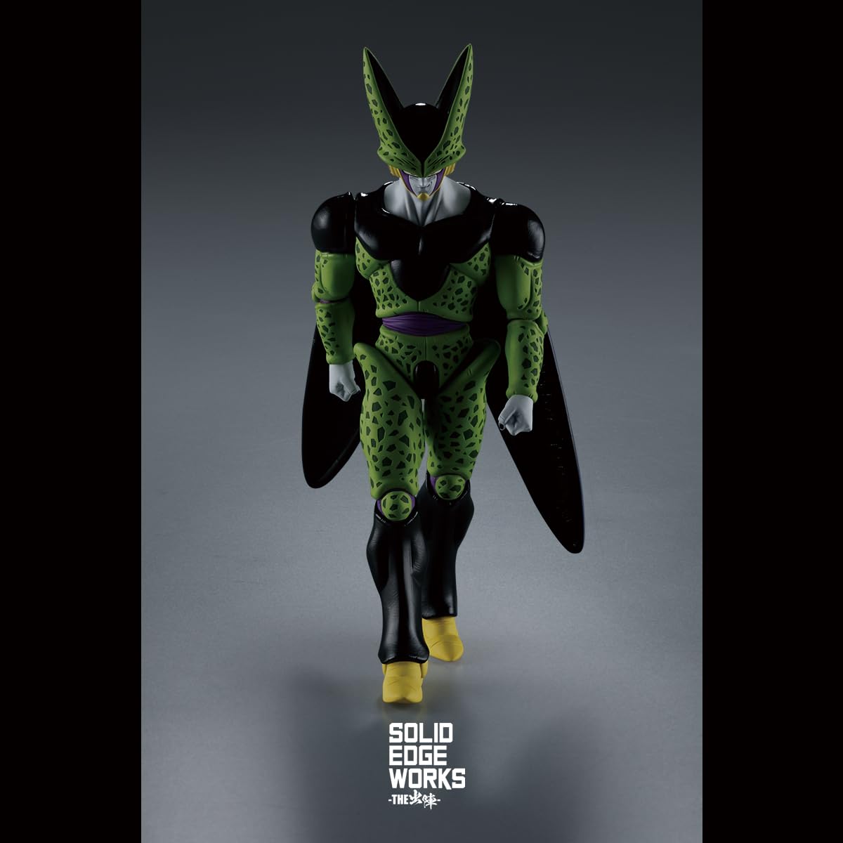 Banpresto Cell en vitrine avec autres figurines, rend la collection plus immersive