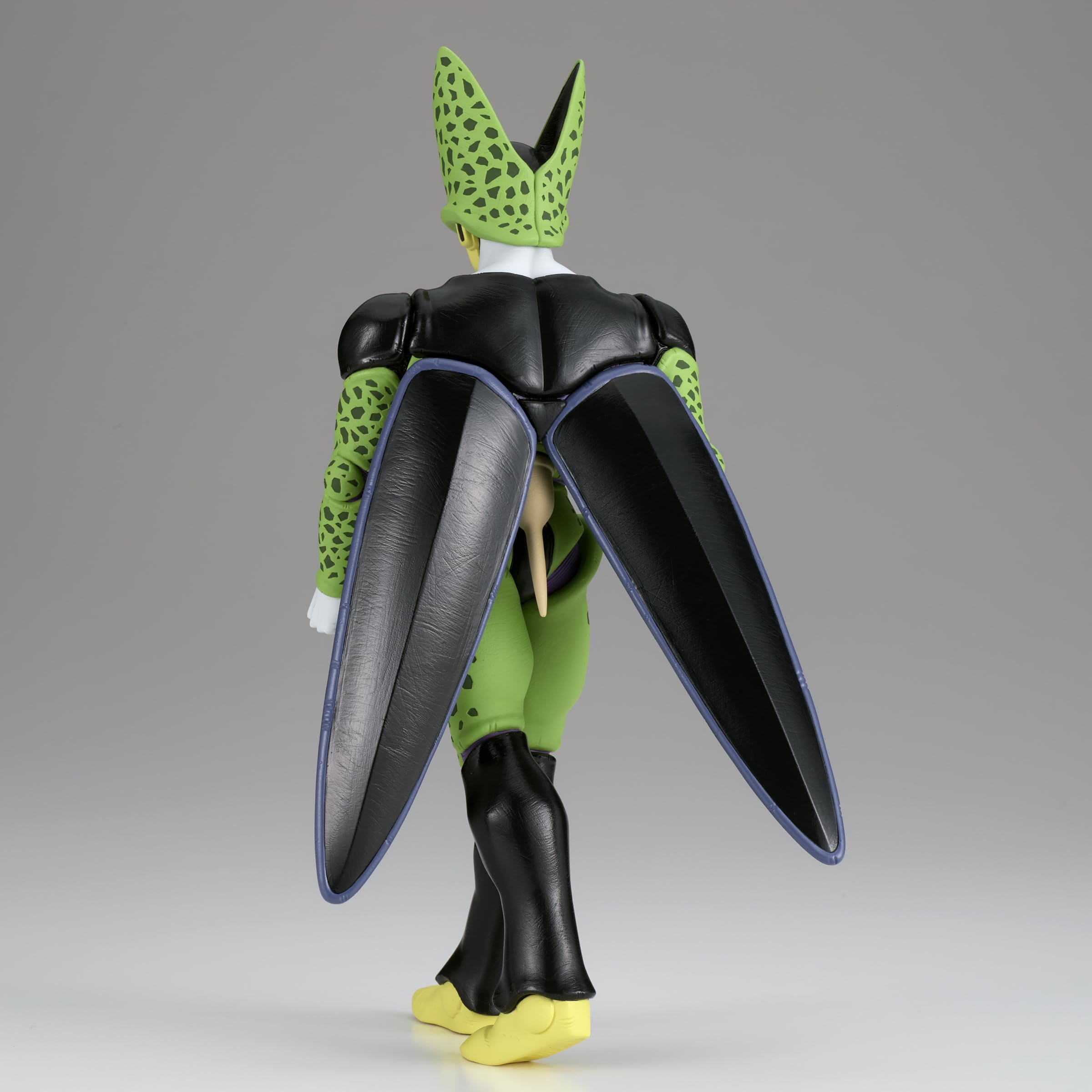Banpresto Cell comparaison d'échelle à côté d'une règle pour référence
