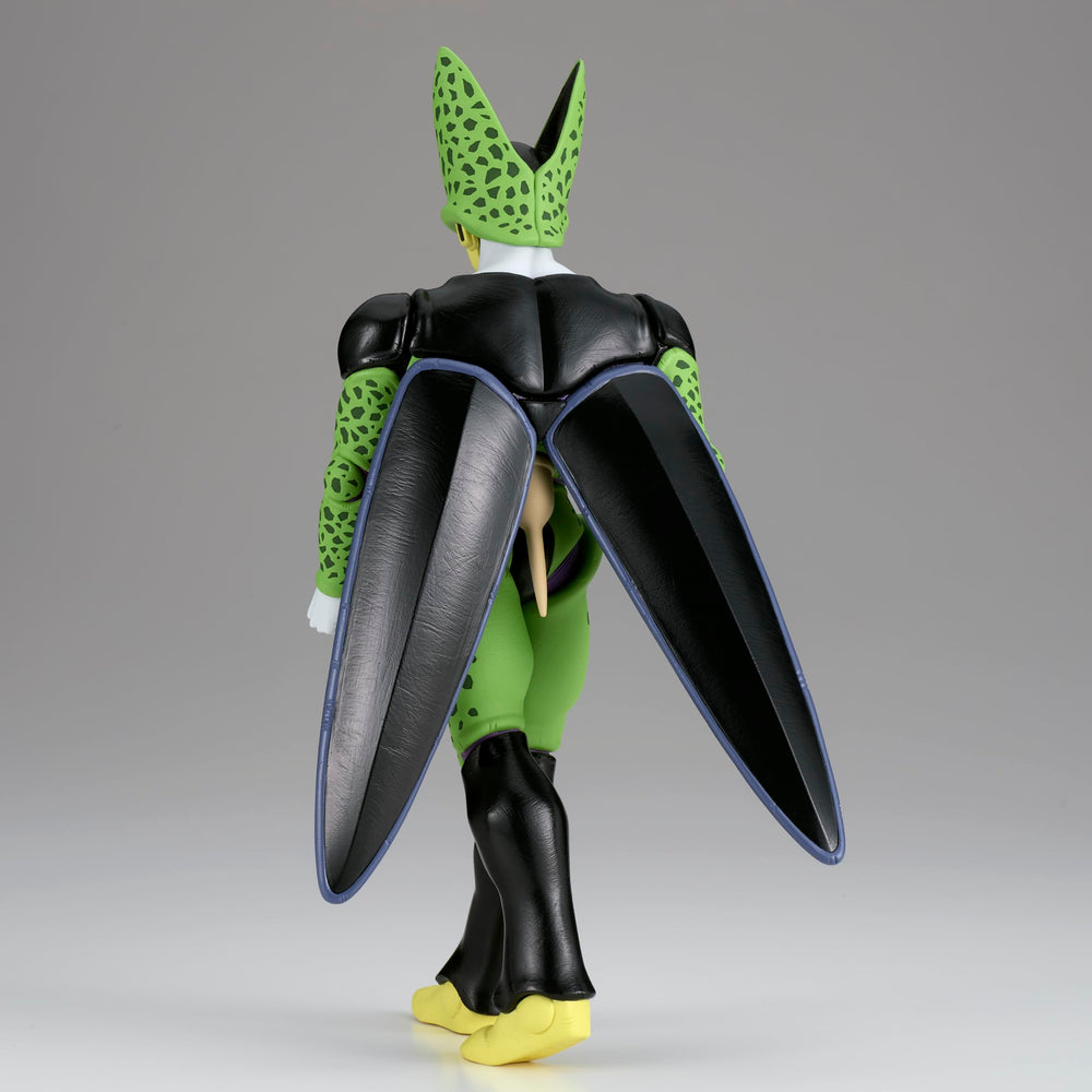 Banpresto Cell comparaison d'échelle à côté d'une règle pour référence