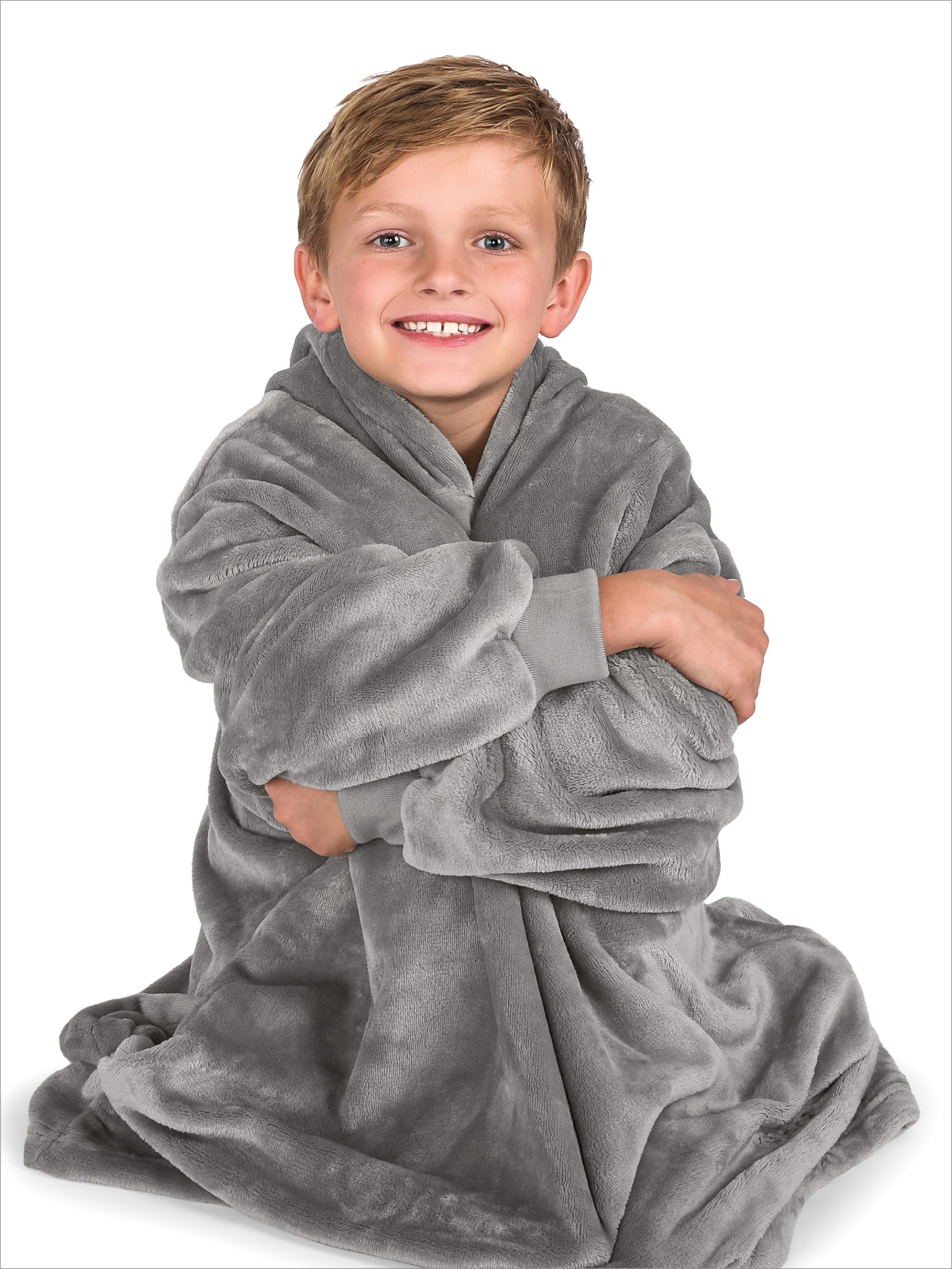 Bare Home adulte assis portant la couverture-pull, maintien chaud lors de moments détente