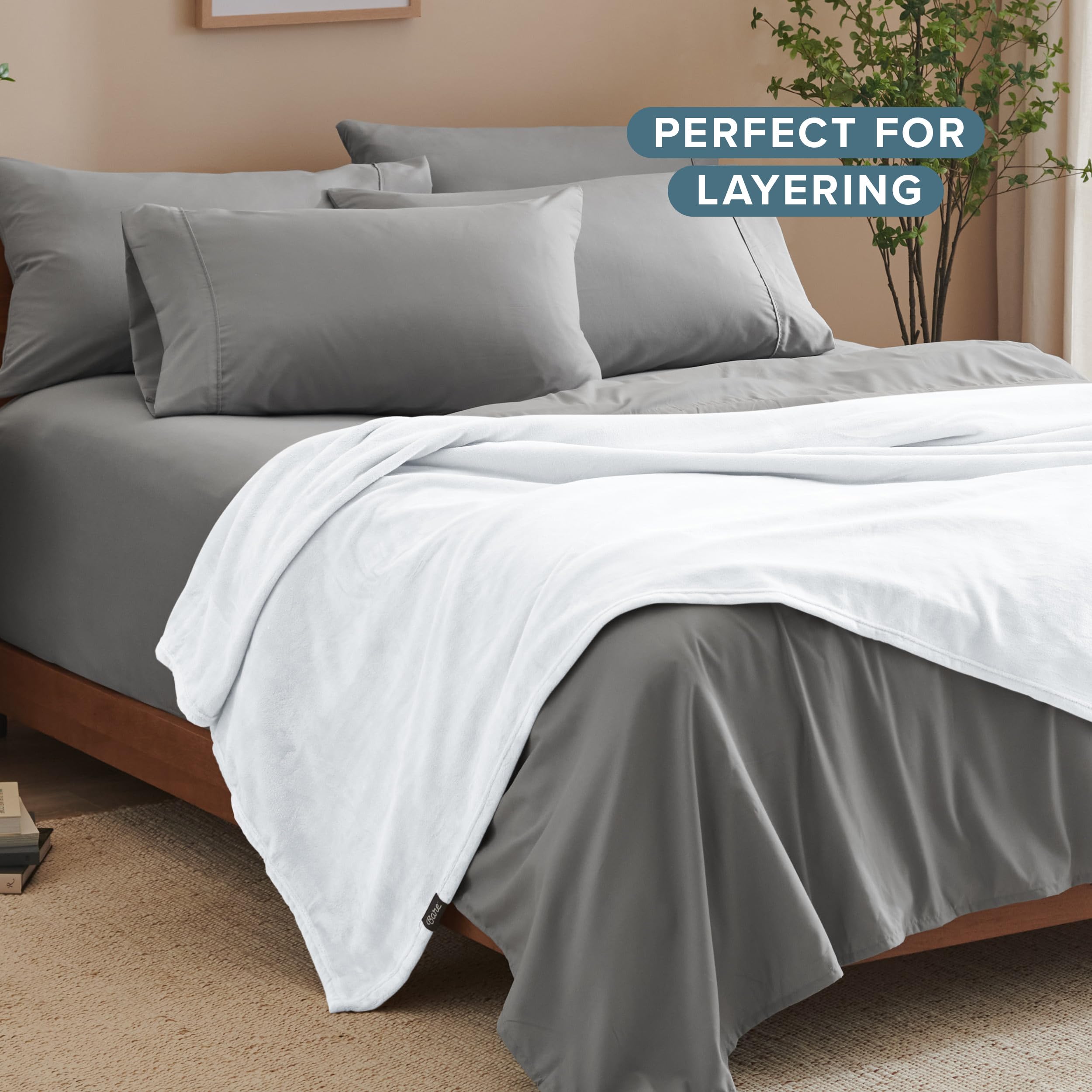 Bare Home ambiance chambre avec la couverture blanche apportant look contemporain