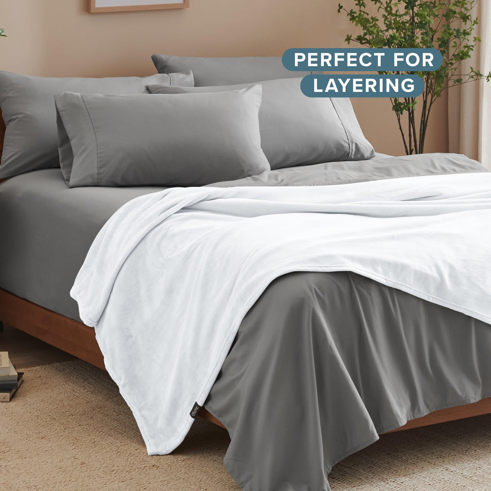 Bare Home ambiance chambre avec la couverture blanche apportant look contemporain