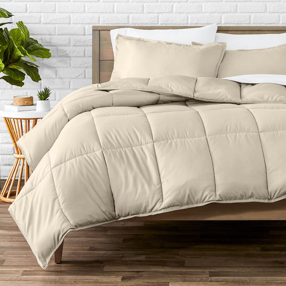 Bare Home vue de face de la couette queen montrant finition sand et confort