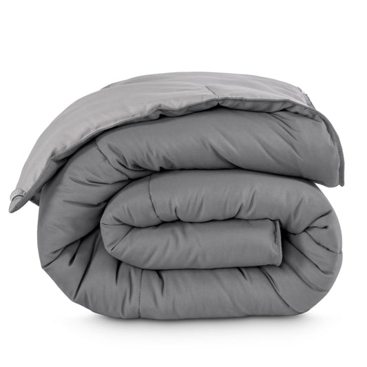 Bare Home face grise visible sur lit, style réversible et aspect cosy