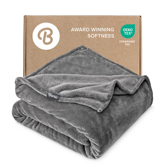 Bare Home couverture pliée montrant coupe et finition, confort durable