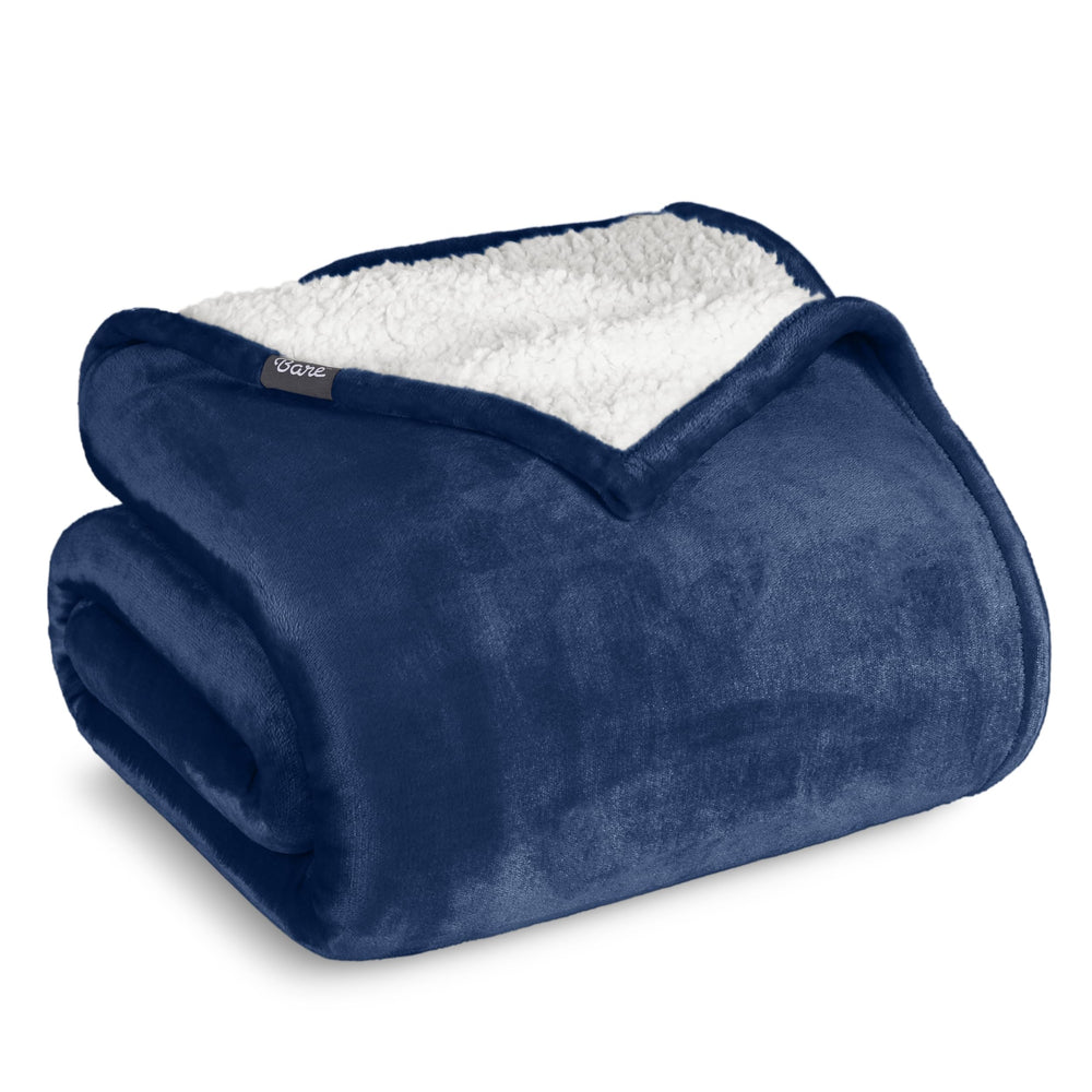 Bare Home vue frontale de la couverture sherpa bleu foncé pour ambiance élégante