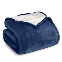 Bare Home vue frontale de la couverture sherpa bleu foncé pour ambiance élégante