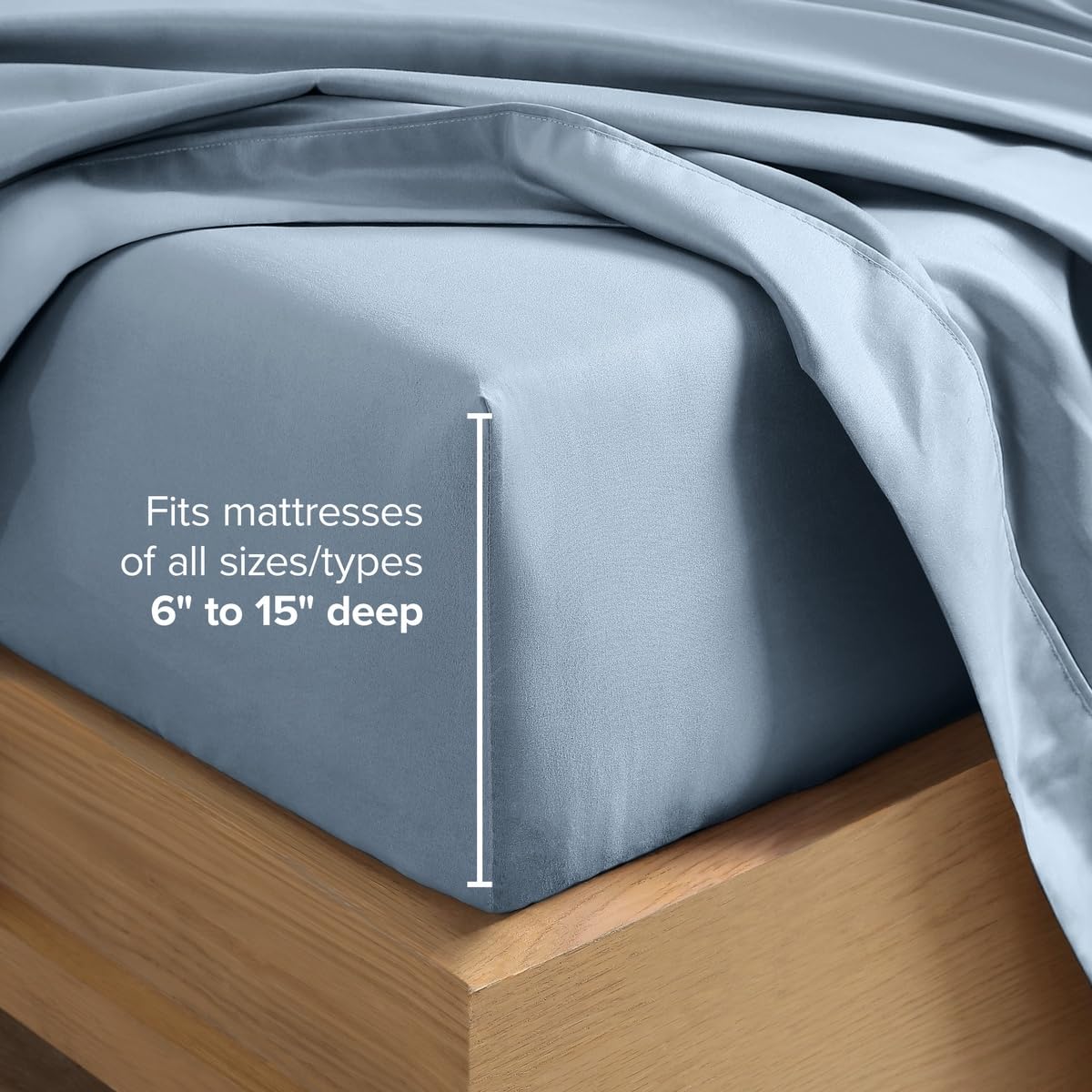 Bare Home décor de chambre avec draps bleu poussiéreux pour ambiance apaisante