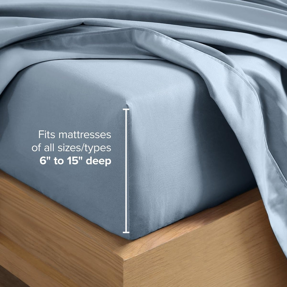 Bare Home décor de chambre avec draps bleu poussiéreux pour ambiance apaisante