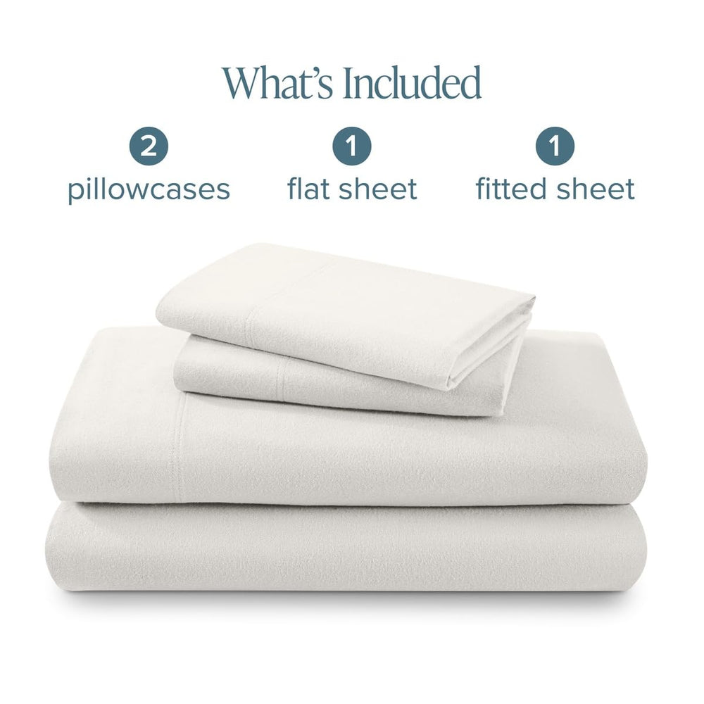 Bare Home main touchant la flanelle démontrant douceur et confort thermique