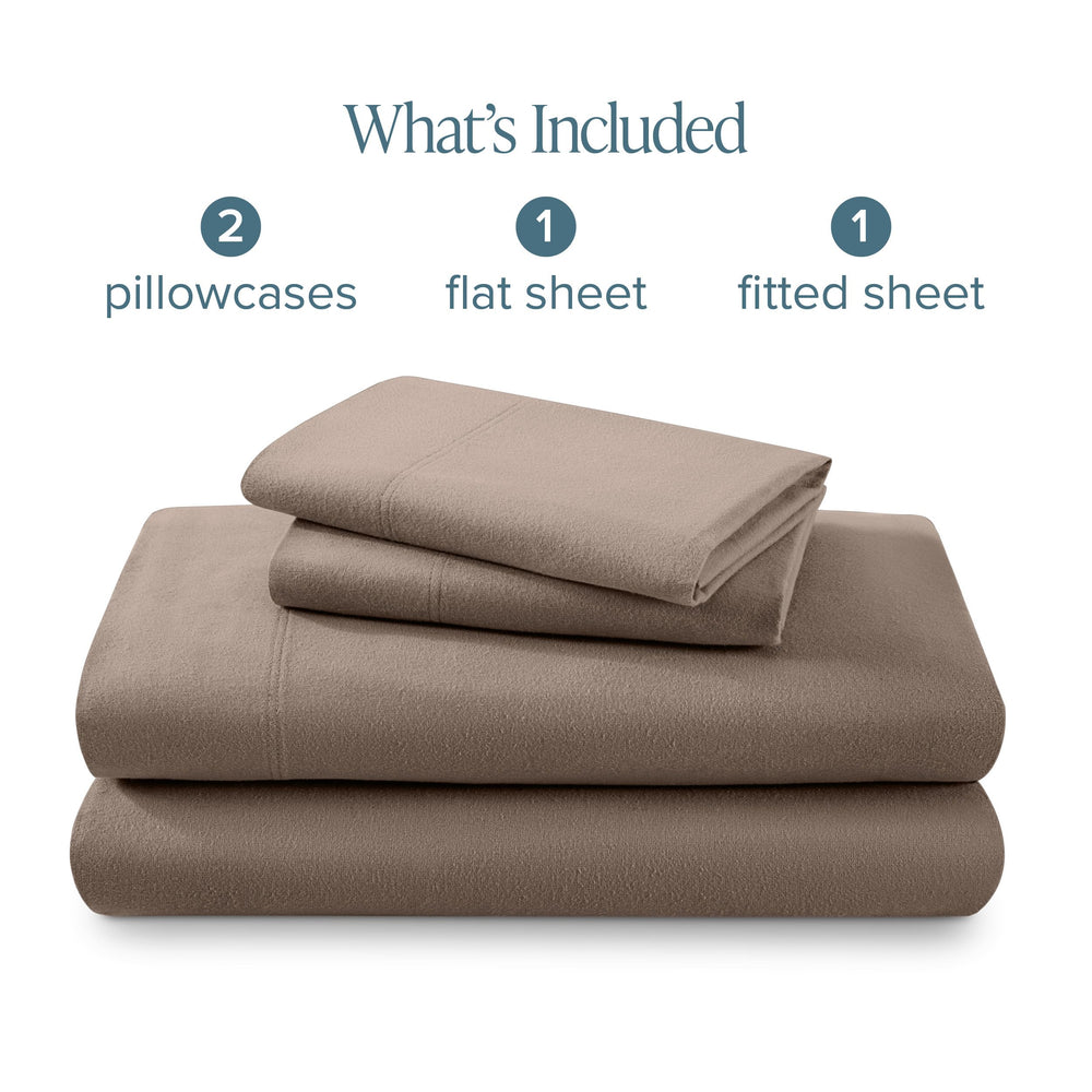 Bare Home draps pliés dans une armoire montrant rangement compact et organisation